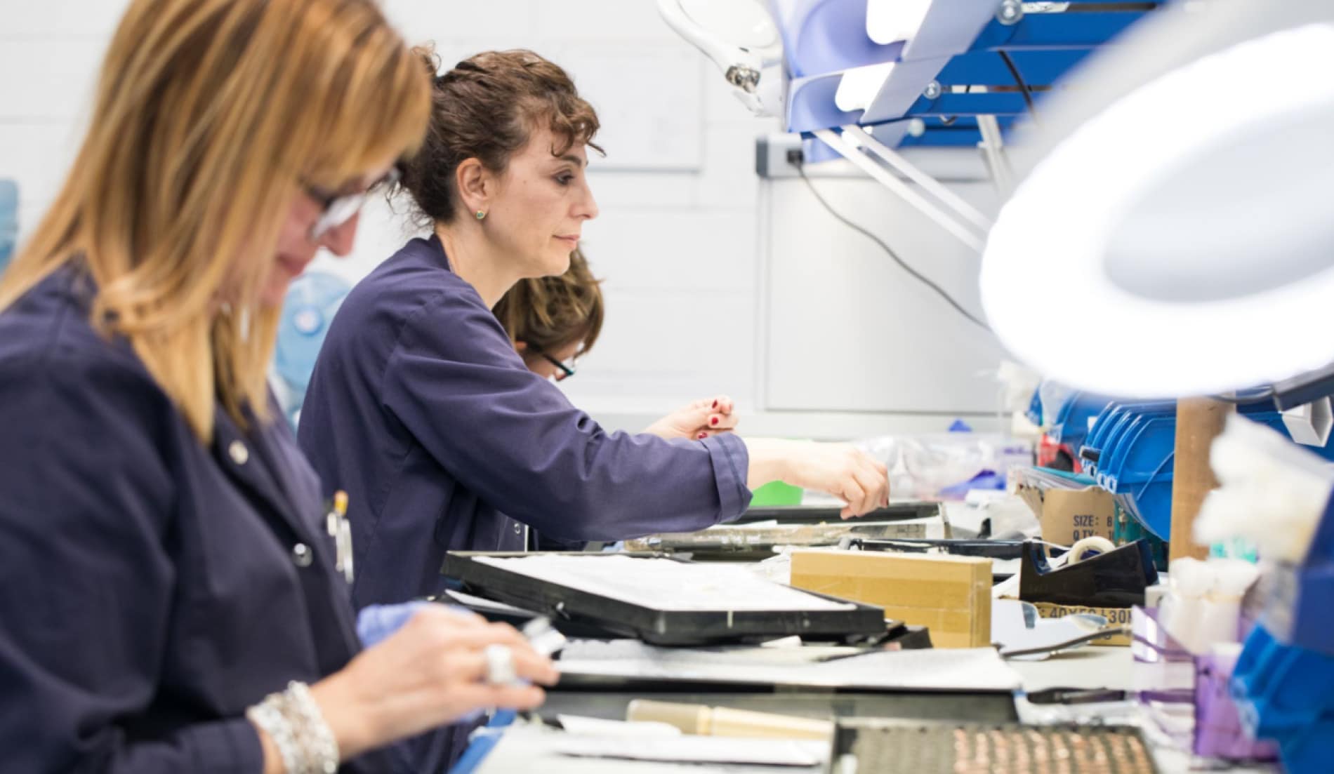 Mujeres trabajando vestidas de azul