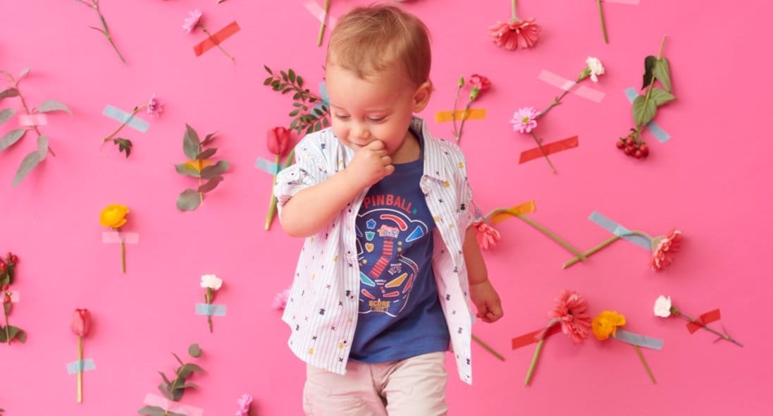 Niño con fondo rosa con flores
