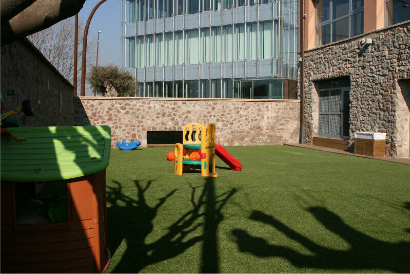 Parque infantil entre edificios