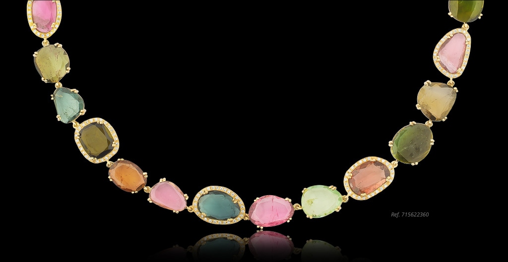 Collar con gemas de colores