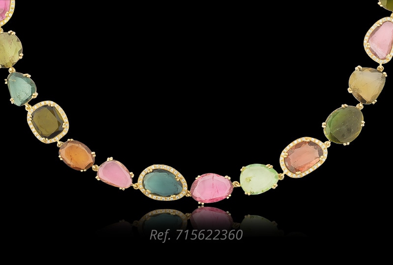 Collar con piedras de colores